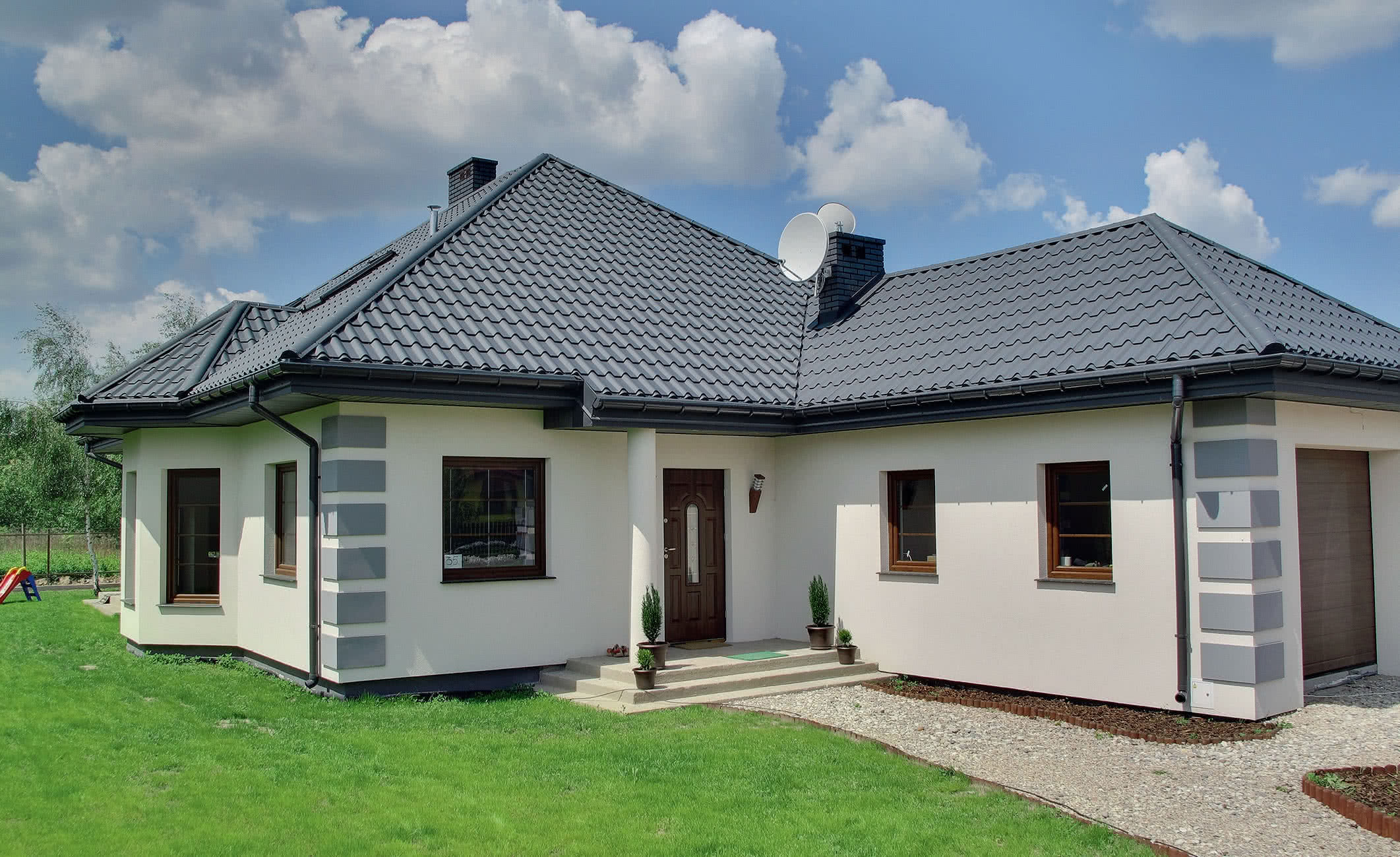 W przypadku blachodachówki obróbki dachowe można dopasować kolorystycznie do pokrycia.