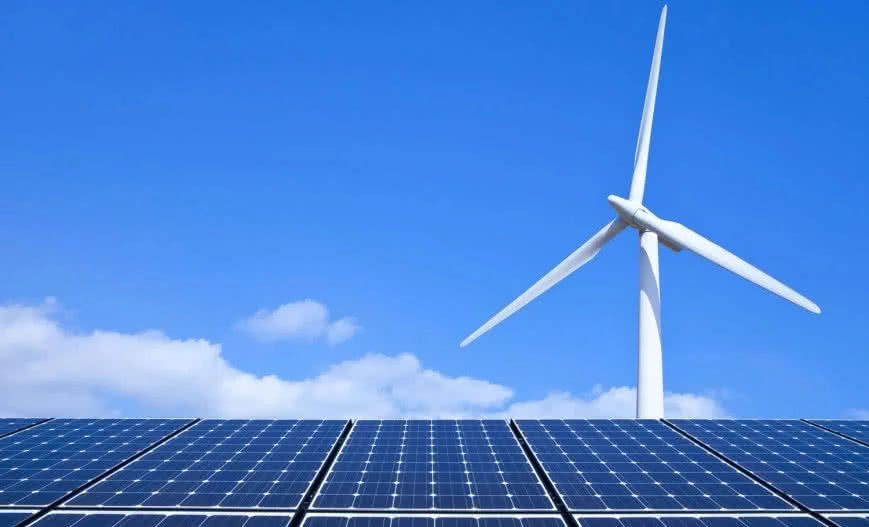 Połączenie instalacji PV i wiatraka może zapewnić w sprzyjających warunkach ciągłość w produkcji energii elektrycznej. fot. budownictwob2b.pl